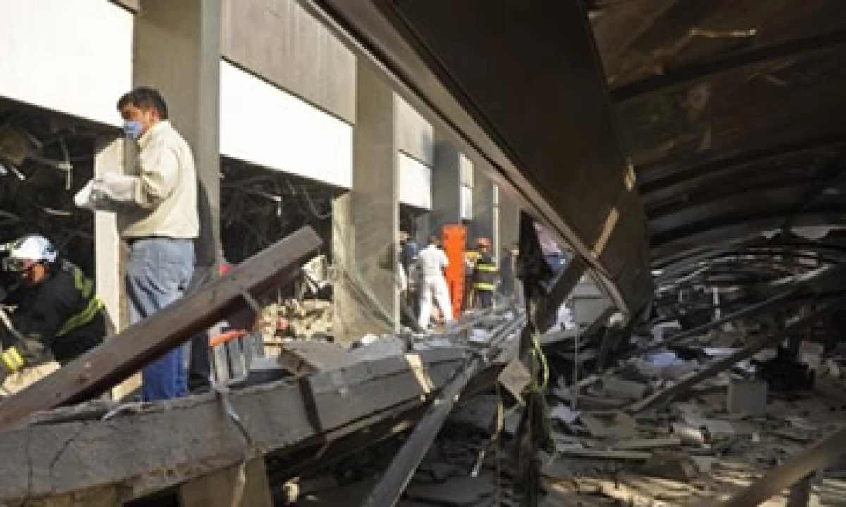Inicialmente la explosión dejó a trabajadores de Pemex atrapados. (Foto: AP)