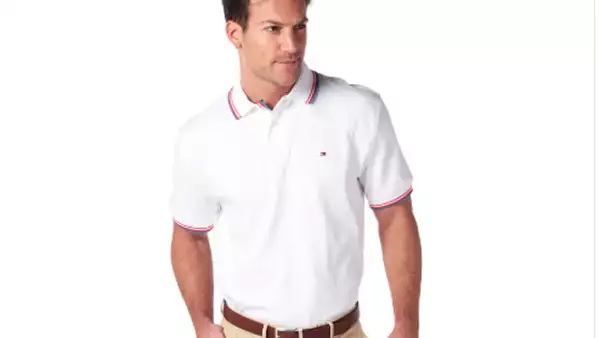 La moda masculina presenta pocas opciones y la playera polo es la pieza que viste cualquier pantalón para un atuendo menos serio pero elegante.