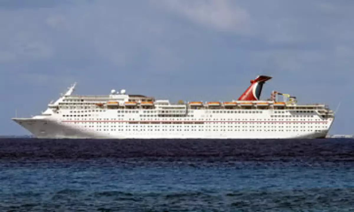 Los turistas del Carnival Magic desembarcaron en Honduras, pero se le negó el permiso en Belice y México. (Foto: Cuartoscuro )