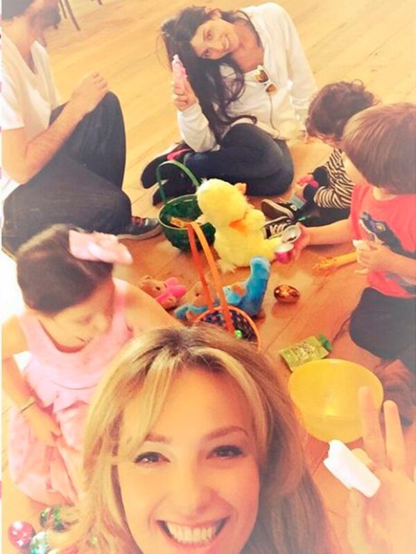 La mexicana pasó un gran domingo de Pascua buscando huevos junto a sus dos hijos Matthew Alejandro y Sabrina Sakaë.