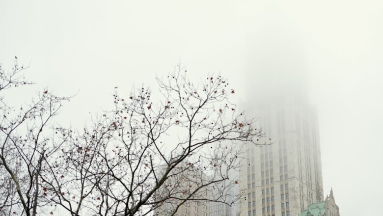 un edificio cubierto de niebla en el bajo manhattan