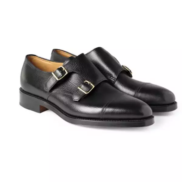 Los zapatos que ya no te pueden faltar son unos monk straps.