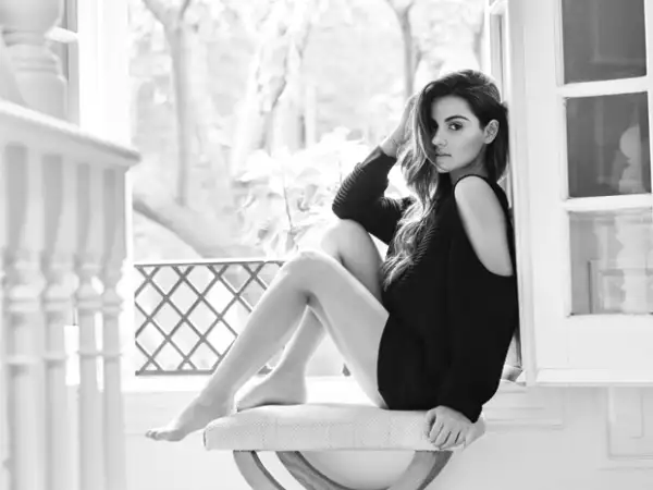 Suéter en viscosa de H&M, pulsera en plata y cuarzo de Claudio Calero.