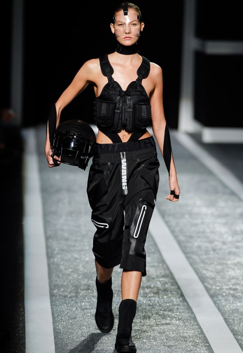 Karlie Kloss abrió el show.