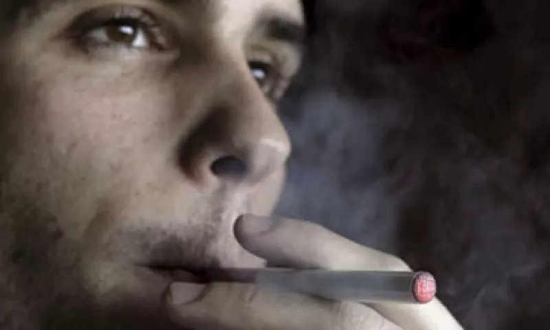 Según un estudio de PHE, dos tercios de las personas que usan el cigarro electrónico dejan de fumar. (Foto: EFE)