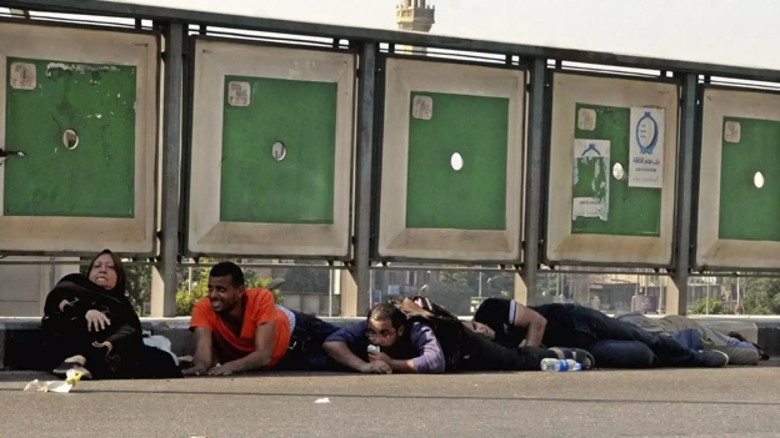 manifestantes se tiran al suelo