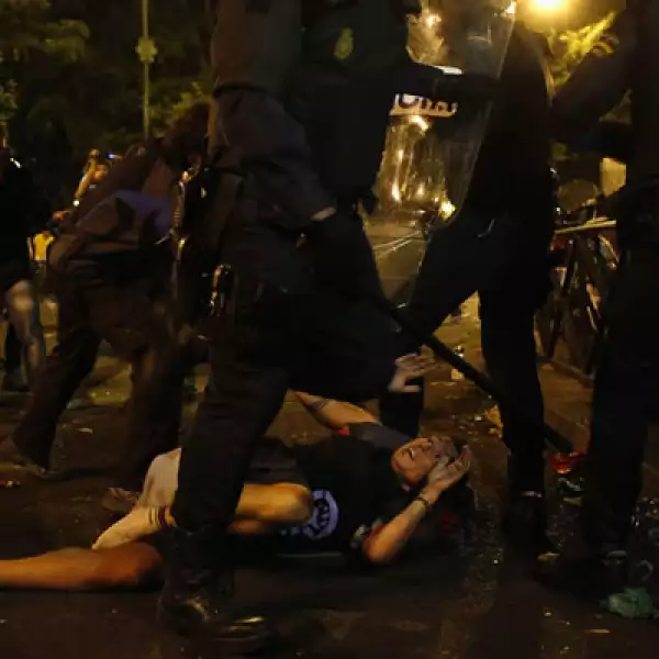 Manifestantes y policías se enfrentaron en las calles de Madrid en momentos en los que el Gobierno piensa anunciar nuevas medidas de austeridad.