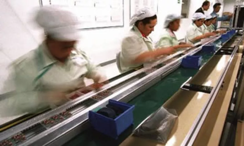 Las industrias manufactureras se redujeron 1.46% y la minería cayó 0.08%. (Foto: AP)