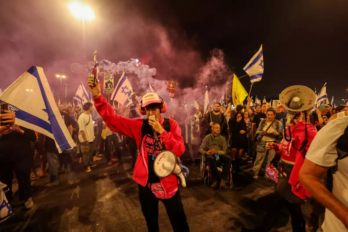 Los manifestantes antigubernamentales lanzan una manifestación prolongada pidiendo a que el primer ministro israelí, el gobierno de Benjamin Netanyahu renuncien y unas elecciones generales a raíz del mortal ataque del 7 de octubre contra Israel por el grupo islamista palestino Hamas y la consiguiente guerra en Gaza, frente a la Knesset, el parlamento israelí, en Jerusalén, el 31 de marzo de 2024.