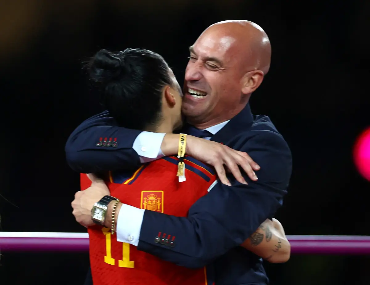 Jennifer Hermoso de España celebra con el presidente de la Real Federación Española de Fútbol Luis Rubiales después del partido
