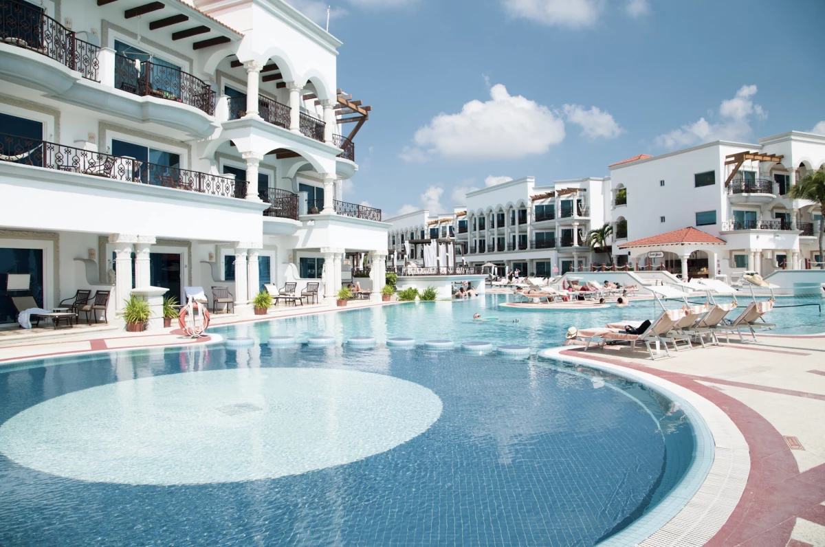 Más resorts.