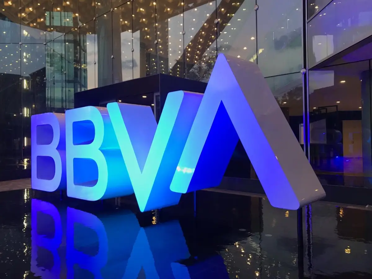 Logotipo de BBVA México en su edificio corporativo en la Ciudad de México