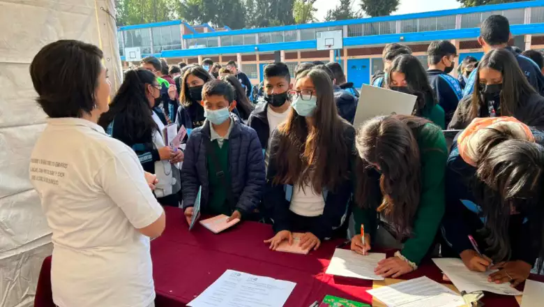 Imagen de trabajo en escuelas para informar y apoyar a los adolescentes de distintas zonas urbanas y comunitarias de Xochimilco.
