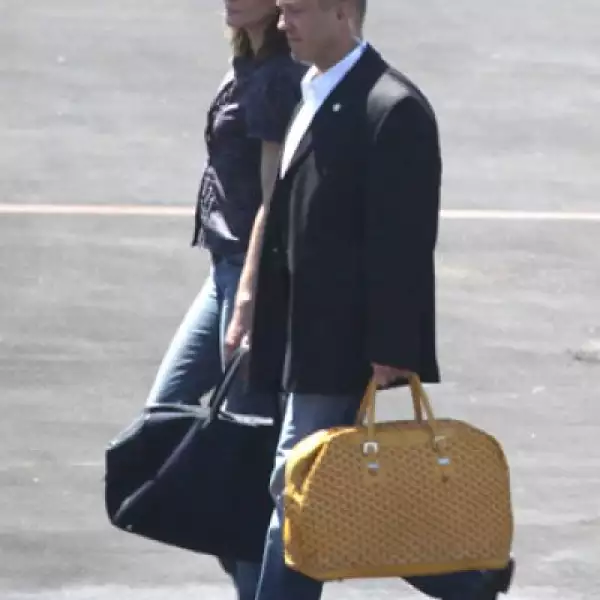 A su llegada a México, Carla Bruni vistió un pantalón de mezclilla, una camisa ligera, lentes oscuros y un sombrero que la protegían del sol.