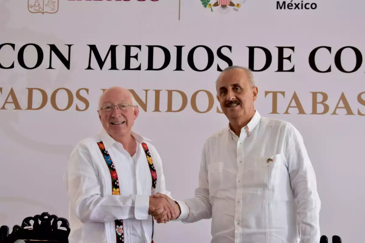 Ken Salazar, con el gobernador de Tabasco, Carlos Manuel Merino