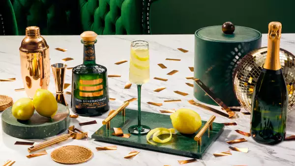 Imagen de una botella de Tequila Tres Generaciones y una copa de un cóctel preparado.