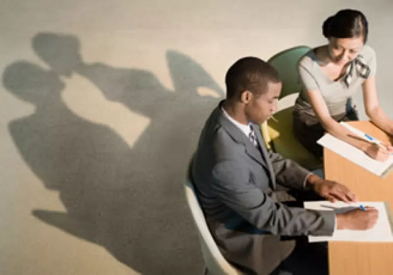 Cuidado: algunas empresas prohíben a sus empleados tener romances, mucho más cuando estos son extramaritales. (Foto: Jupiter Images)