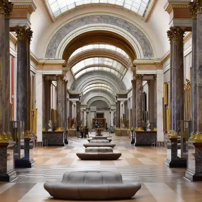 Ala Denon del Louvre en París tras una fuga de agua que afectó un techo histórico.