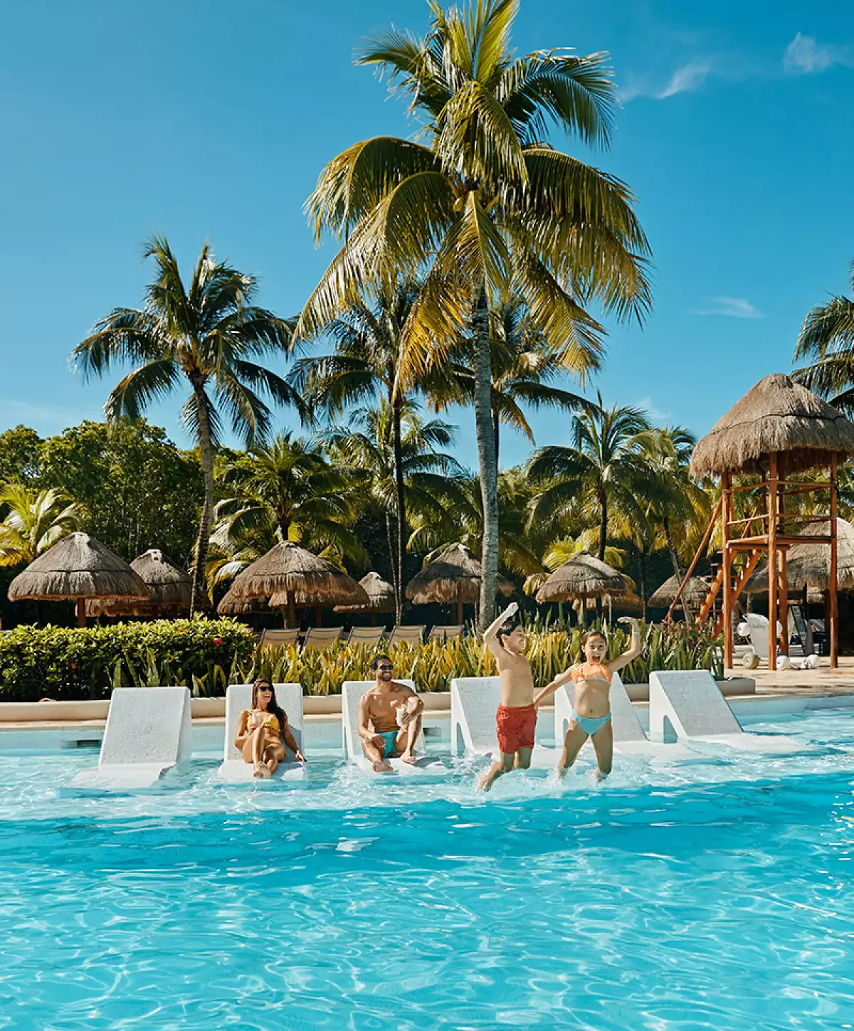 Grand Palladium alberca camastros con familia.jpg