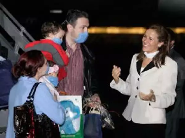 Zavala platicó brevemente con las personas que se encontraban en la explanada del hangar presidencial.