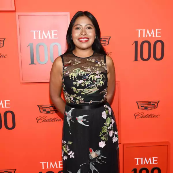 Yalitza Aparicio en la Gala Time 100 en un RED Valentino negro y unas sandalias de tacón Stuart Weitzman