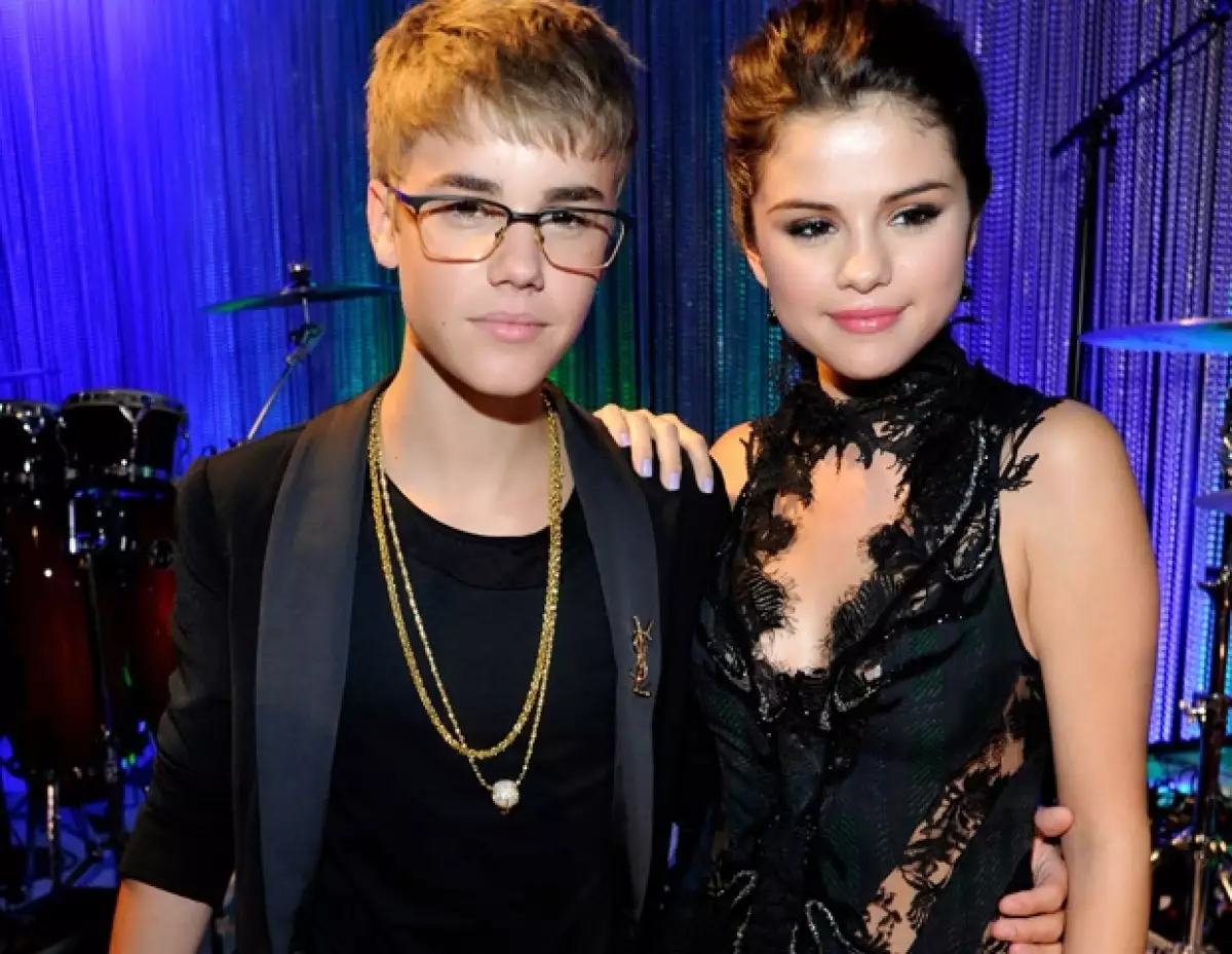 La pareja tuvo una enfrentamiento, por lo que Selena no dudó en salir del lugar enojada y dejar solo al astro pop. El intérprete de "Baby" la siguió rápidamente con la cabeza gacha.