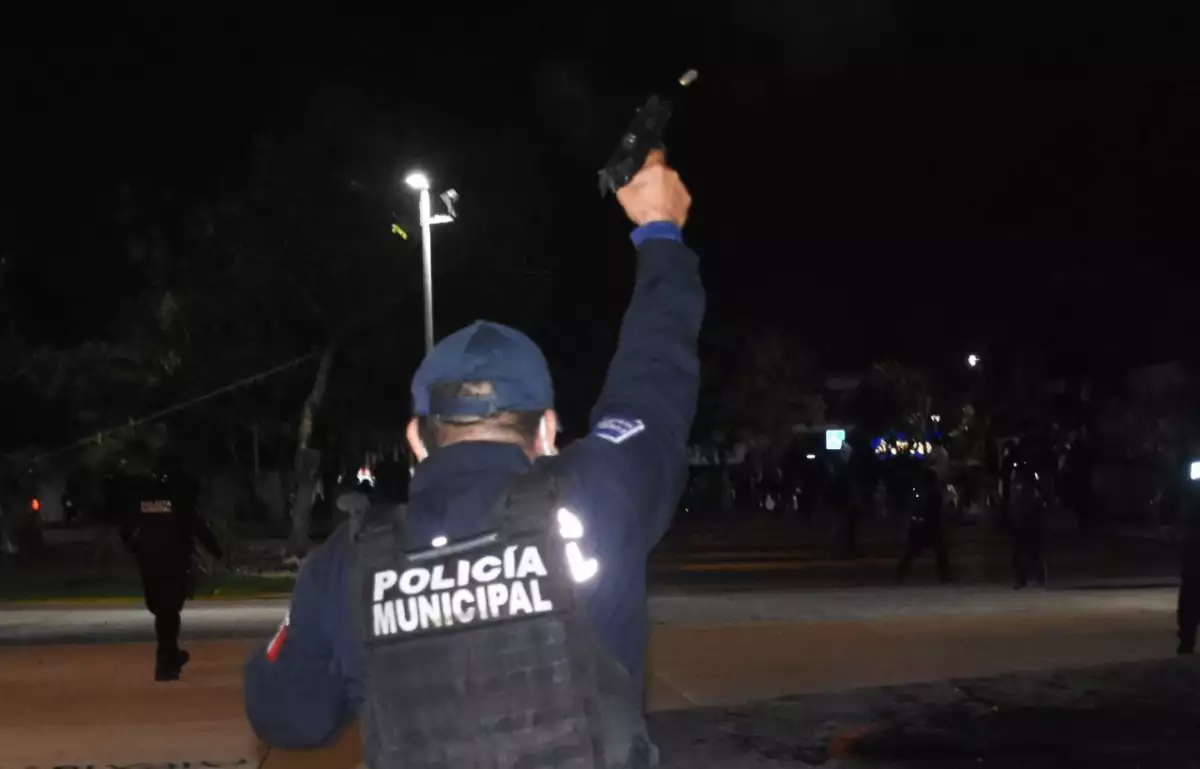 Policía municipal en la manifestación en Cancún.