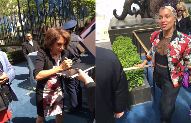 De lado izquierdo Andrea martin y del derecho Alicia Keys.