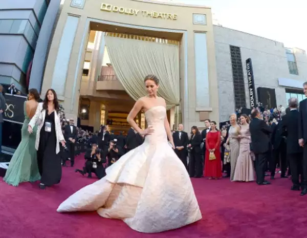 Jennifer Lawrence arribando a la alfombra roja.