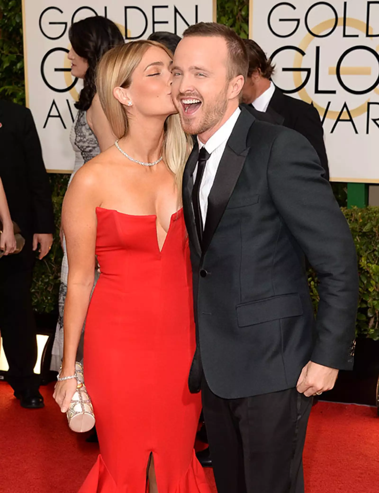 No es precisamente un beso como tal, pero al actor Aaron Paul seguro le encantó esta tierna muestra de cariño de su esposa en la alfombra roja de los Golden Globe.