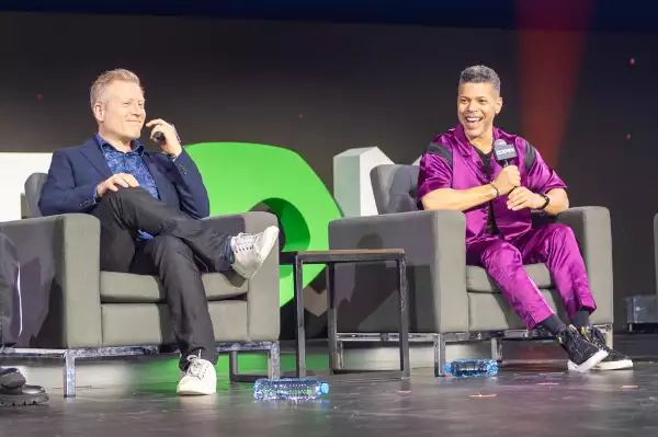 Foto de Anthony Starr y Wilson Cruz sentados en sillones en el Thunder Stage del CCXP México