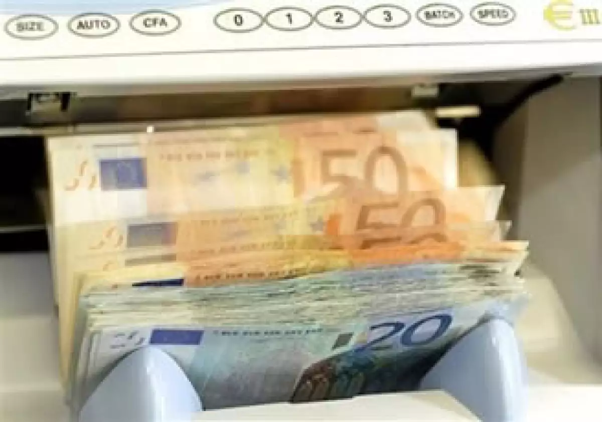 Bank of America espera que el euro caiga a 1.28 dólares año tras año, de su reciente valor de 1.36. (Foto: AP)