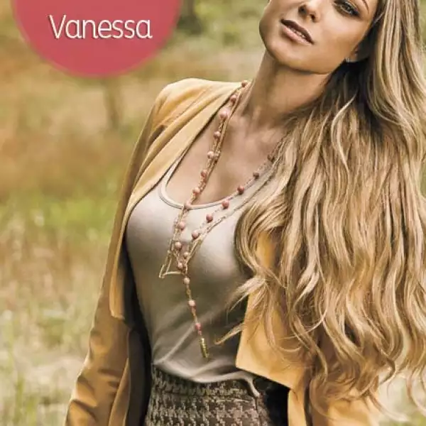 Vanessa Huppenkothen nació en la Ciudad de México, aunque por sus venas corre sangre alemana por parte de su papá. Es conductora de deportes.