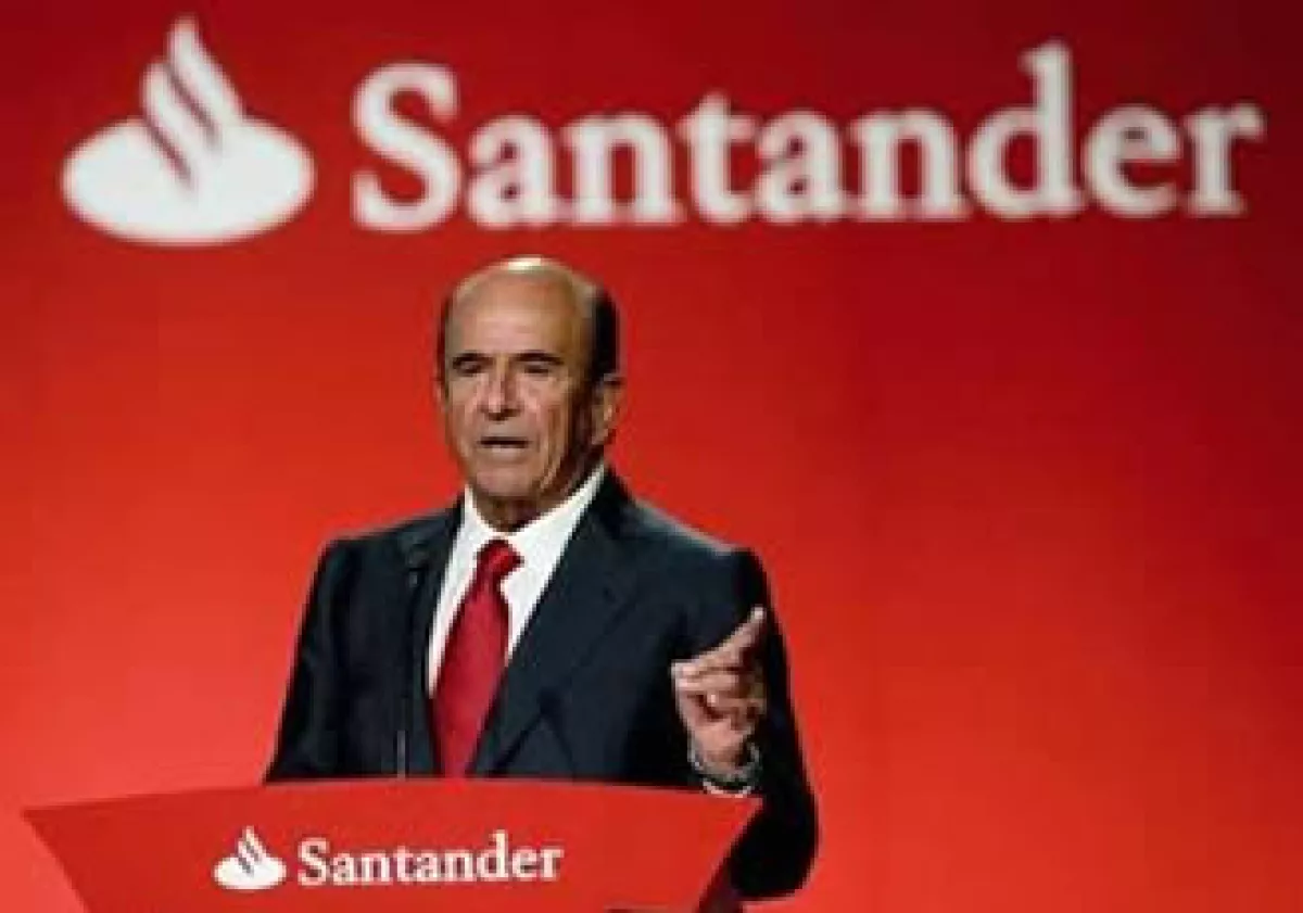De acuerdo al diario español, el banco presidido por Emilio Botín ha sufrido pérdidas por 5% de su patrimonio debido al fraude de Madoff. (Foto: Reuters)