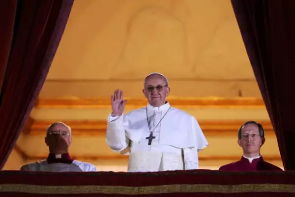 El momento en el que el Papa Francisco se presentó ante el mundo.