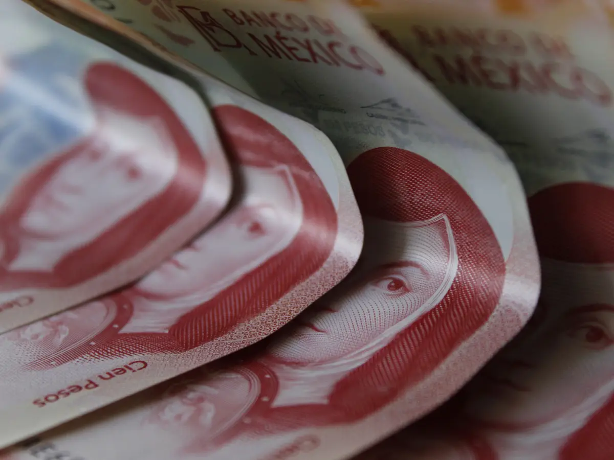 Una fajo de billetes de 100 pesos. 
