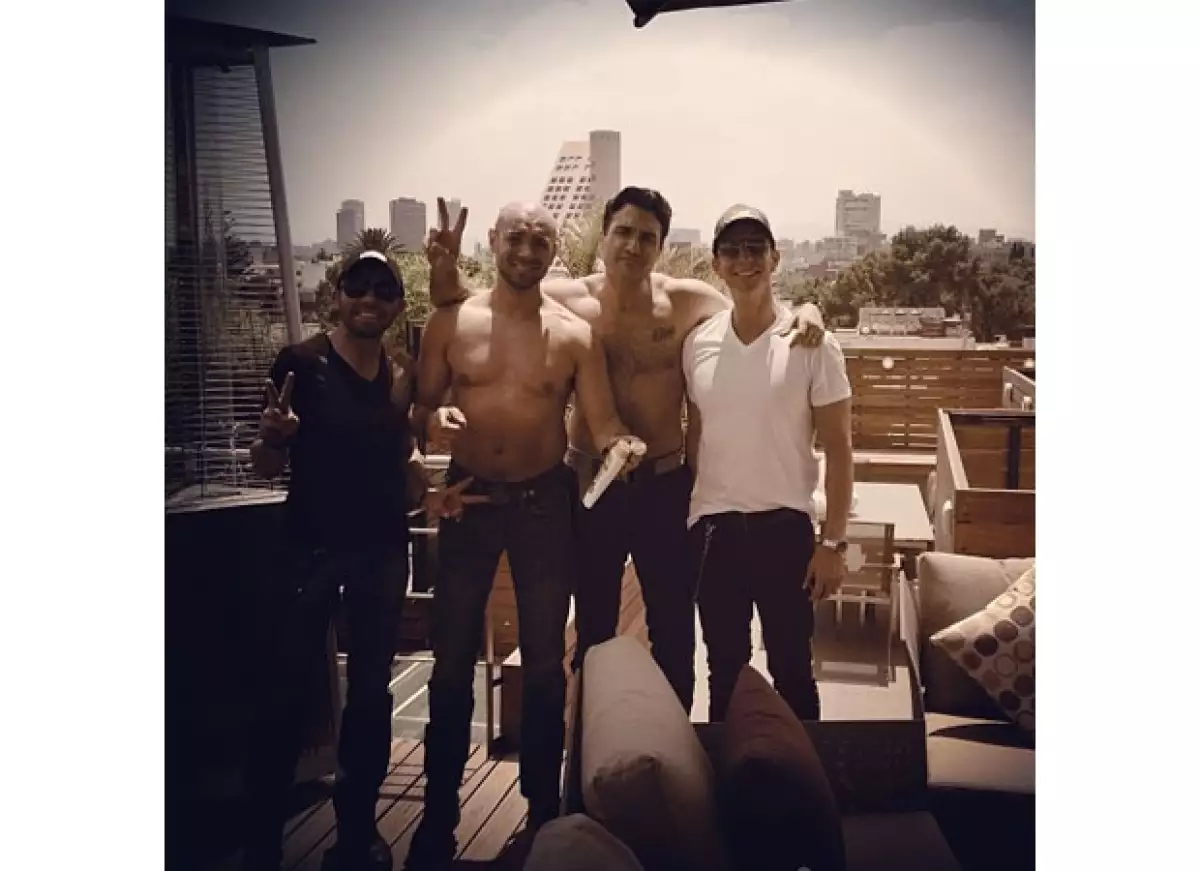 Los amigos y compañeros de trabajo aprovecharon la tarde de este domingo para hacer un "Acapulco en la azotea"; momento que al compartirlo en las redes sociales, robaron más de un suspiro.