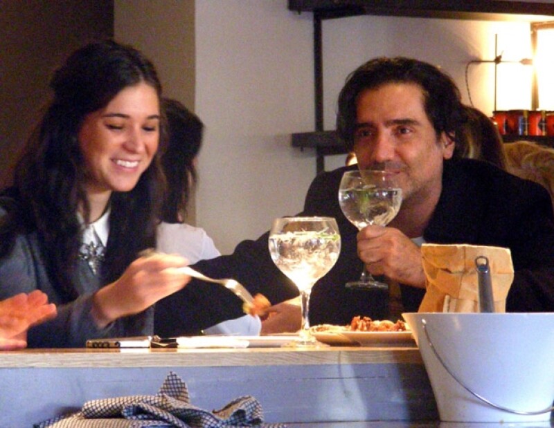 Alejandro mantiene una relación de noviazgo con Karla Laveaga.
