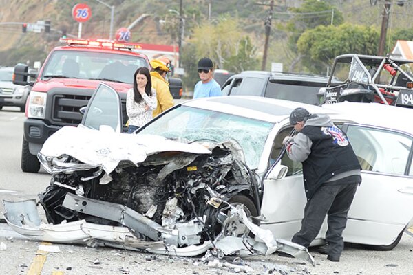 En el accidente, Bruce impactó a un auto blanco que ocasionó una carambola.
