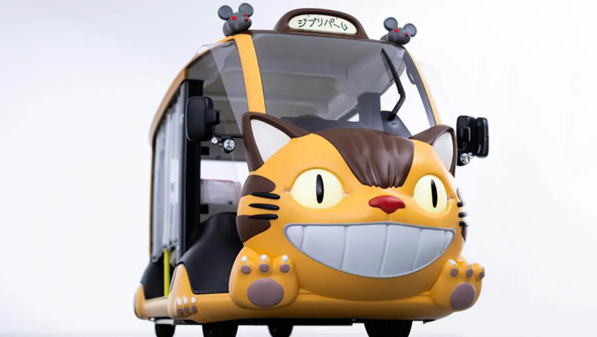 Vehículo con diseño de gato sonriente y ojos grandes