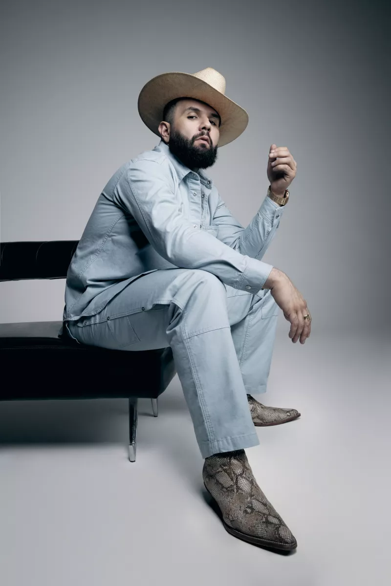 Carín León, cantante y compositor mexicano. 