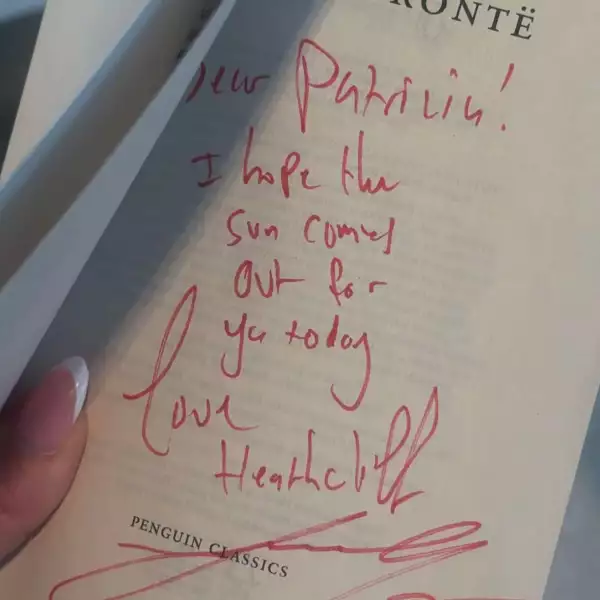 jacob-elordi-fan-gesto-aeropuerto