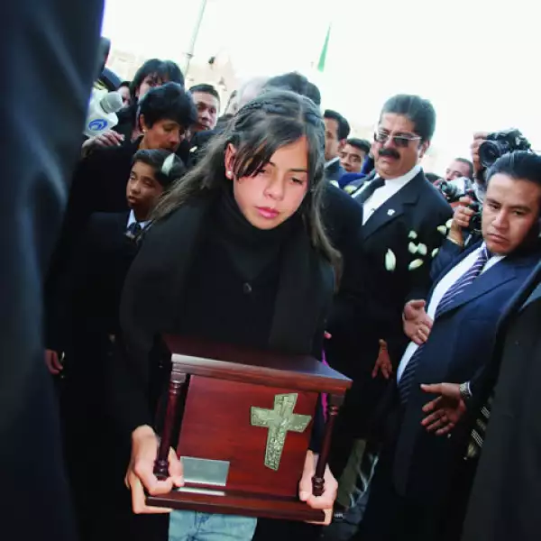 Se convirtió en figura pública desde la muerte de su madre en 2007, cuando la imagen de una joven Paulina que cargaba la cenizas de Mónica Pretelini fue vista por millones de espectadores en todo México.