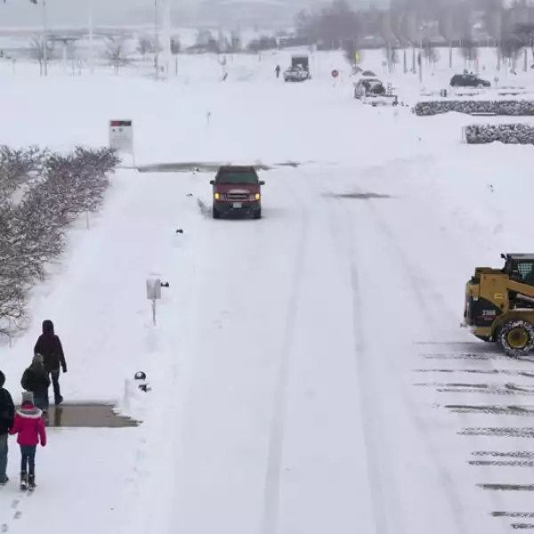paisaje nevado afuera de un museo de arte de milwaikee
