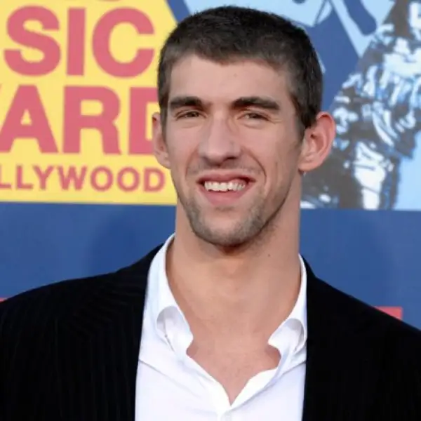 La Federación Estadounidense de Natación, USA Swimming, suspendió tres meses a Michael Phelps de toda competencia oficial, a raíz de la divulgación de una foto en la que aparece fumando mariguana, por lo que el atleta dejó abierta la posibilidad de no par