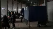 Los ciudadanos asisten a votar en un centro de votación durante las elecciones para una nueva asamblea para redactar la constitución, en el Estadio Nacional, en Santiago, Chile, el 7 de mayo de 2023.