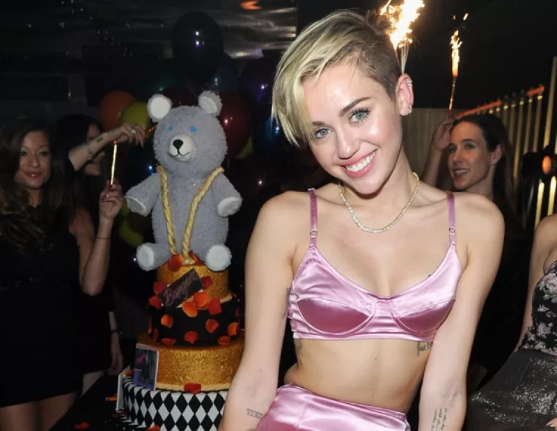 Después de las declaraciones de Sinead O’Connor en contra de Miley Cyrus, otra diva de la música hace fuertes comentarios al respecto.