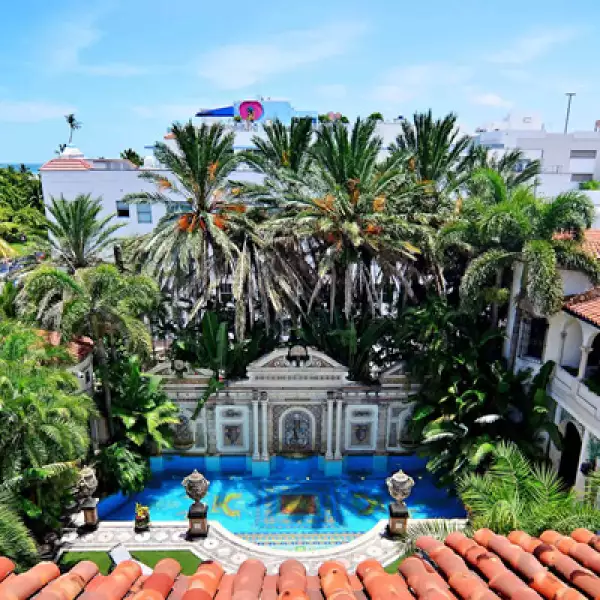 La Casa Casuarina de South Beach es parada obligada para los turistas en Miami.