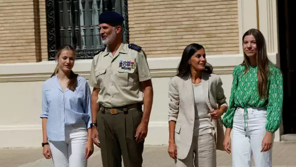 El rey Felipe de España, la reina Letizia y la Infanta Sofía acompañan a la princesa Leonor mientras comienza su entrenamiento militar de tres años en la Academia Militar General en Zaragoza, España, el 17 de agosto de 2023.
