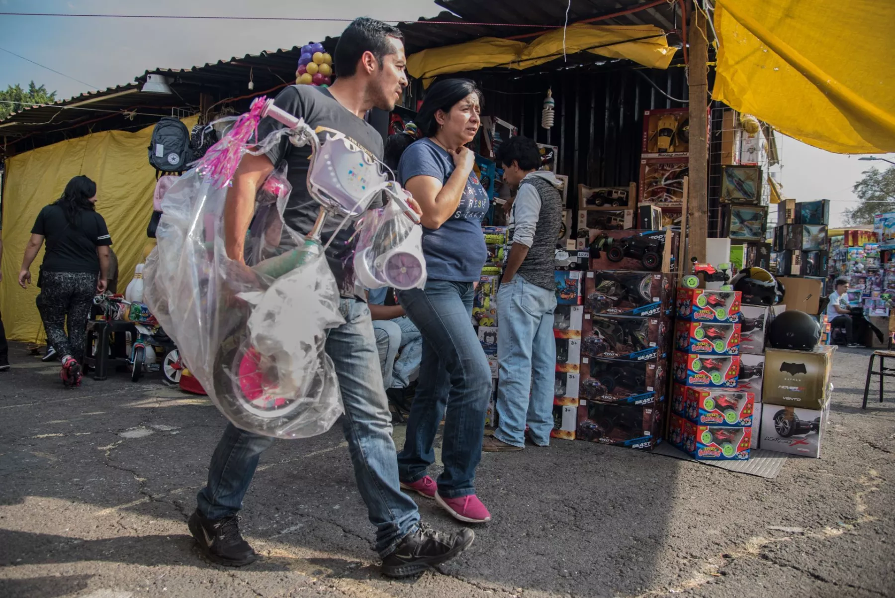 CIUDAD DE MÉXICO, 05ENERO2019.- Padres de familia y familiares continúan visitando a la Feria del Juguete ubicada a un costado del Palacio de los Deportes para realizar sus compras en el marco de la víspera del Día de Reyes del próximo 6 de enero. 
FOTO: MARIO JASSO /CUARTOSCURO.COM